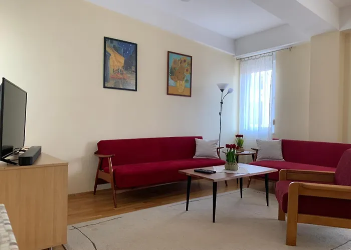 Bright Top Floor Apartment With Free Parking