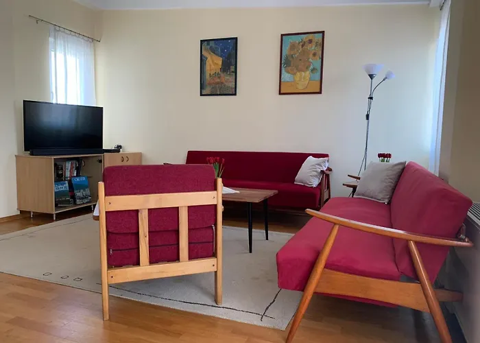 Bright Top Floor Apartment With Free Parking