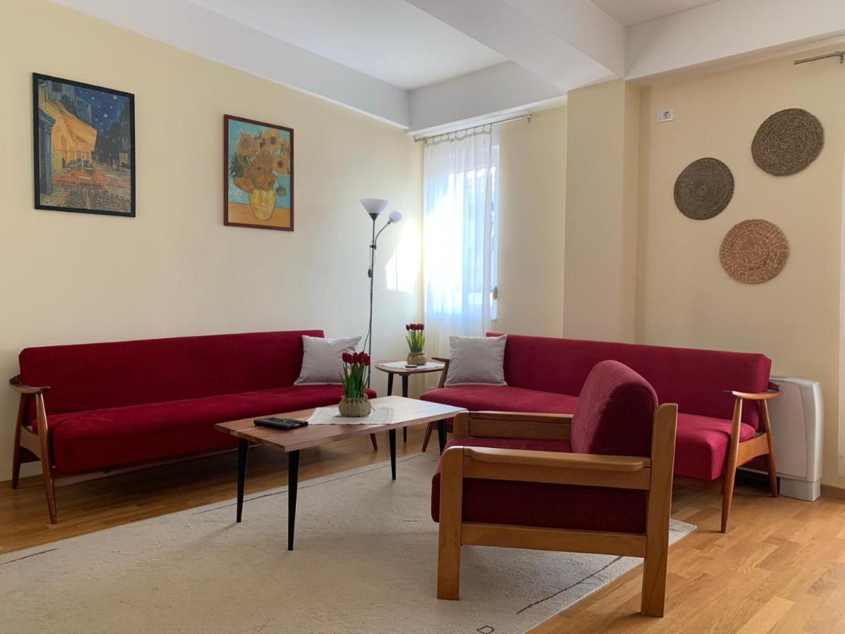 Bright Floor With Free Parking